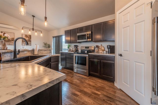 305 BEAR TOOTH DR, Box Elder, SD 57719