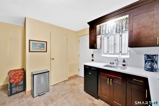 97 Shadow Lane B, West Hartford, CT 06110