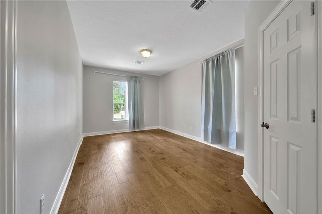 8918 Summerdale Lane, Conroe, TX 77302