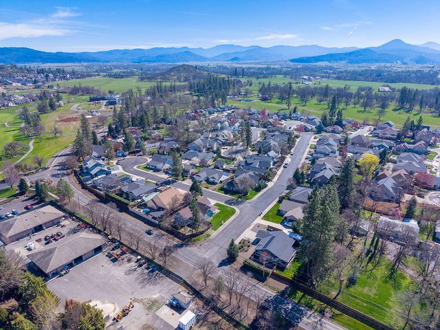 19 Pine Court, Eagle Point, OR 97524