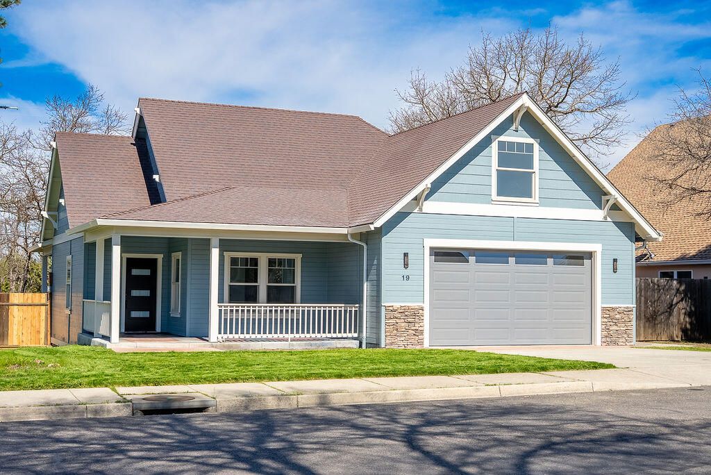 19 Pine Court, Eagle Point, OR 97524