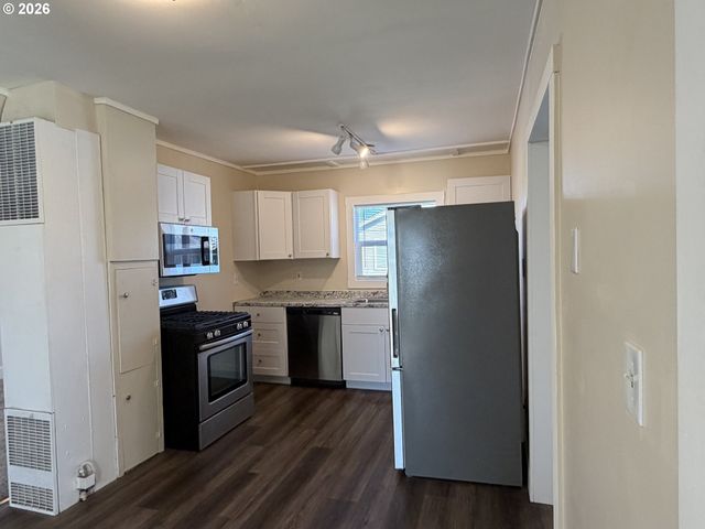 1386 AIRWAY Ave, Sutherlin, OR 97479