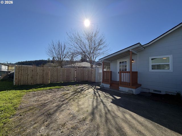 1386 AIRWAY Ave, Sutherlin, OR 97479