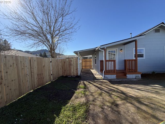 1386 AIRWAY Ave, Sutherlin, OR 97479