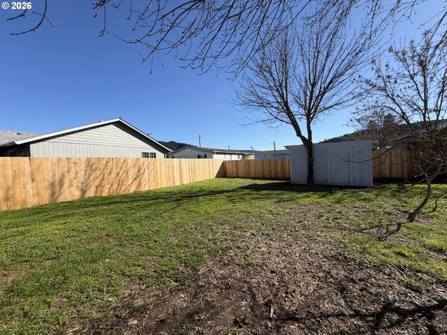 1386 AIRWAY Ave, Sutherlin, OR 97479