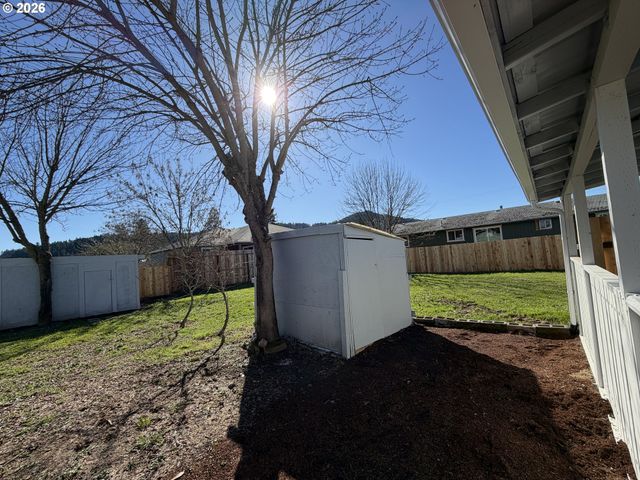 1386 AIRWAY Ave, Sutherlin, OR 97479