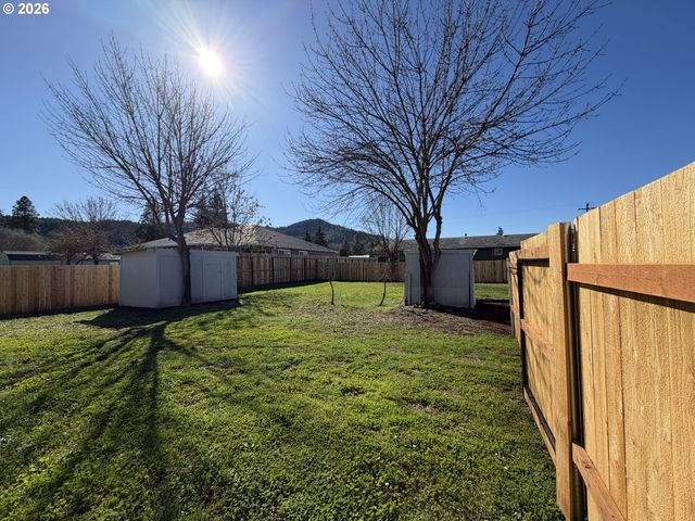 1386 AIRWAY Ave, Sutherlin, OR 97479