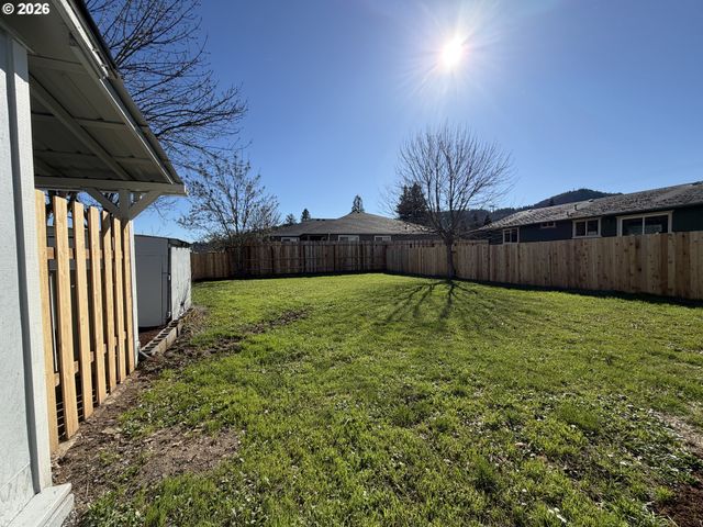 1386 AIRWAY Ave, Sutherlin, OR 97479