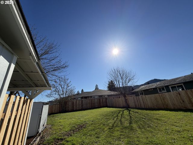 1386 AIRWAY Ave, Sutherlin, OR 97479