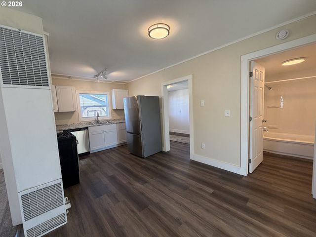 1386 AIRWAY Ave, Sutherlin, OR 97479