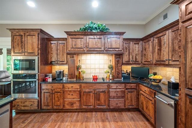 8604 N MARSH Avenue, Kansas City, MO 64157