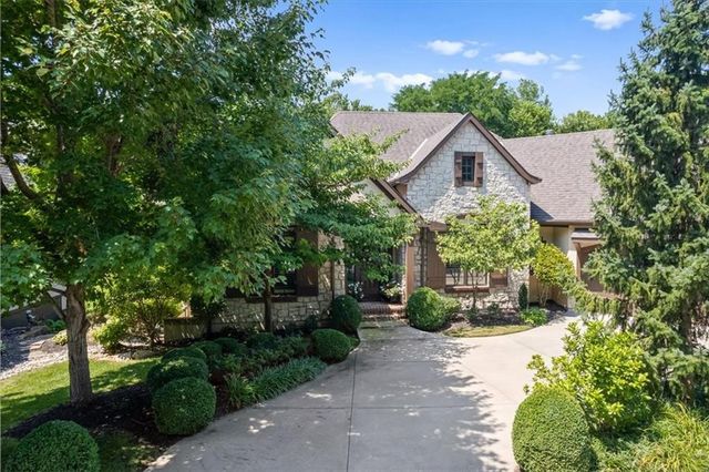 8604 N MARSH Avenue, Kansas City, MO 64157
