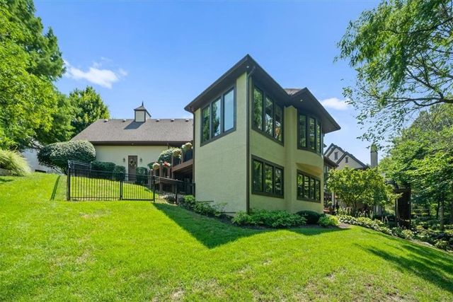 8604 N MARSH Avenue, Kansas City, MO 64157