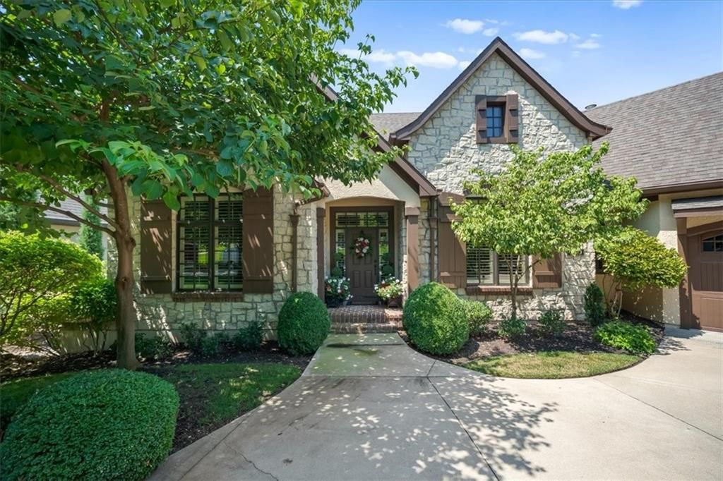 8604 N MARSH Avenue, Kansas City, MO 64157