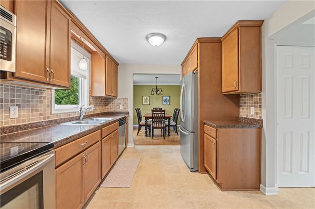80 Maple Hill Farm Road, Penfield, NY 14526