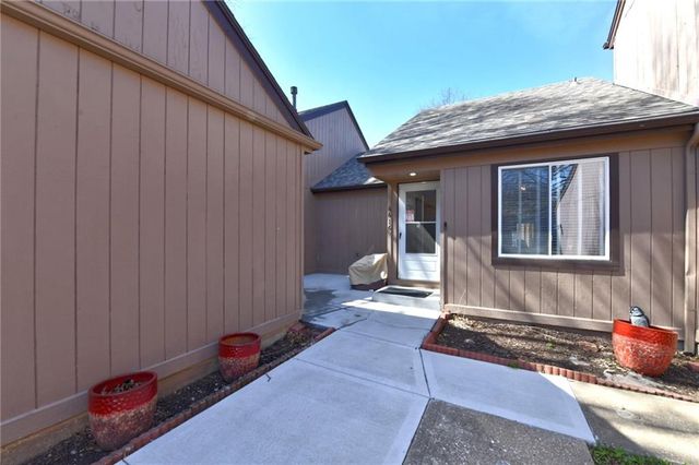 6616 Bradshaw Street, Shawnee, KS 66216