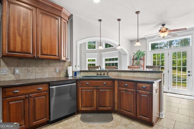 1198 Fiddlers Cove NE, Townsend, GA 31331