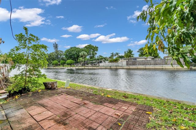 6605 NW 77th St, Tamarac, FL 33321