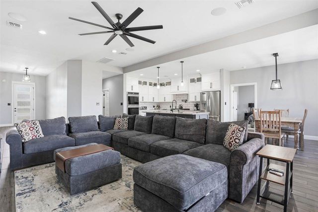 3922 NE Shenandoah Dr, Lawton, OK 73507