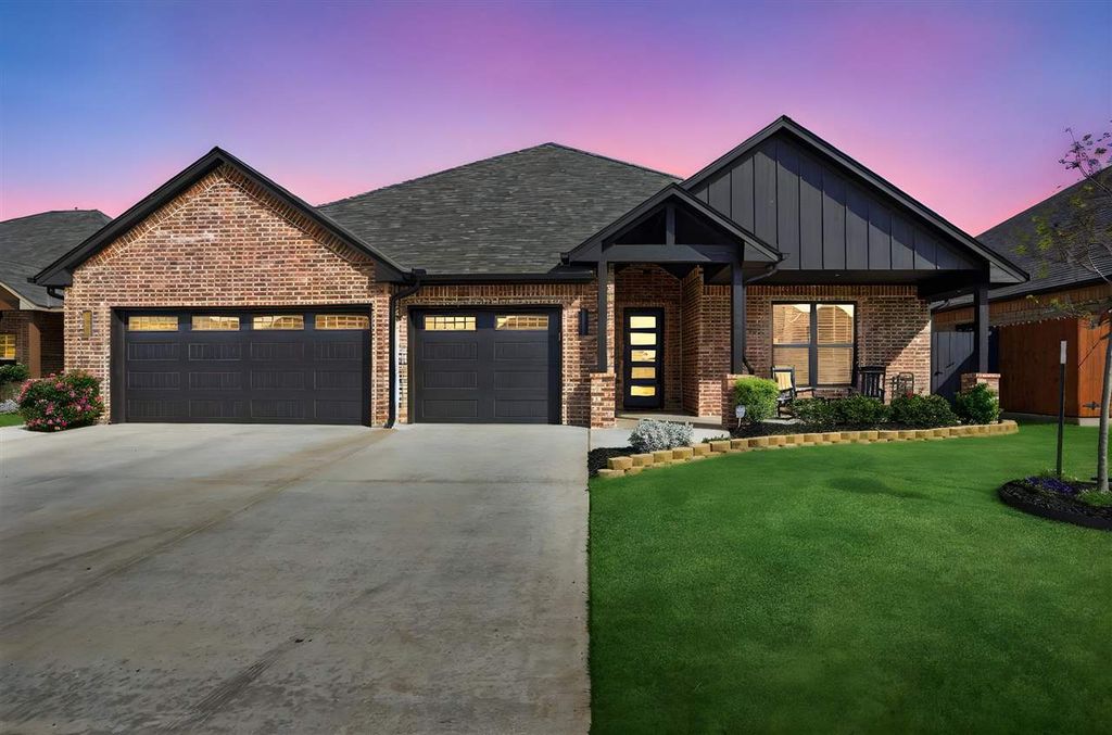 3922 NE Shenandoah Dr, Lawton, OK 73507