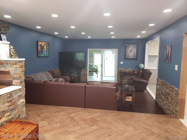 15701 MIDDLEBELT Road, Romulus, MI 48174