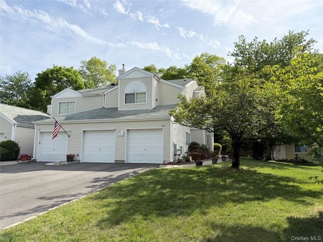 252 Barn Swallow Court, Manorville, NY 11949