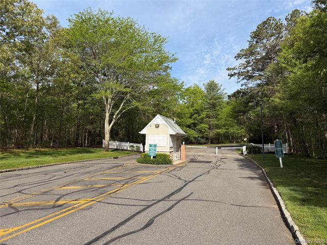 252 Barn Swallow Court, Manorville, NY 11949