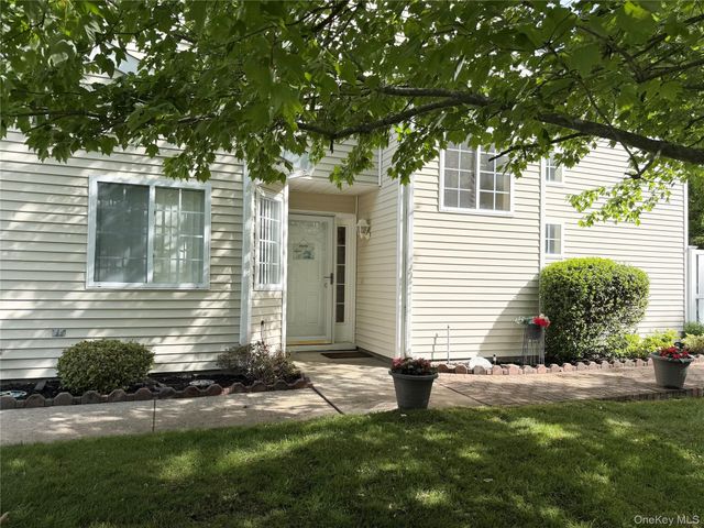 252 Barn Swallow Court, Manorville, NY 11949
