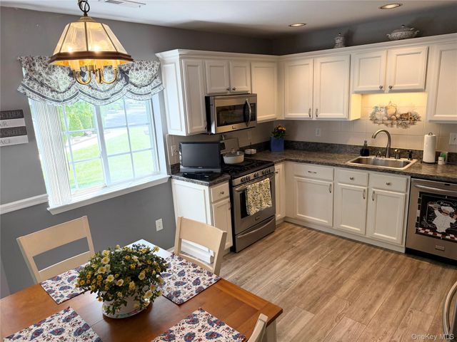 252 Barn Swallow Court, Manorville, NY 11949