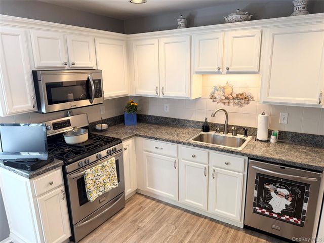 252 Barn Swallow Court, Manorville, NY 11949