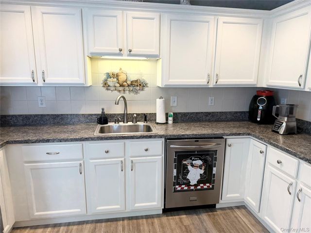 252 Barn Swallow Court, Manorville, NY 11949