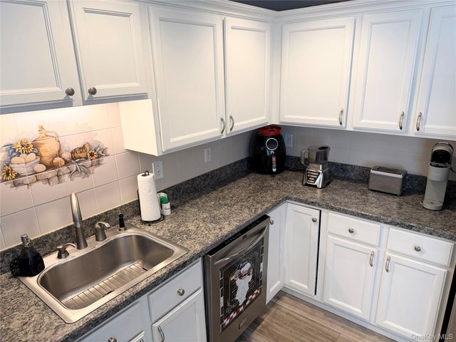 252 Barn Swallow Court, Manorville, NY 11949