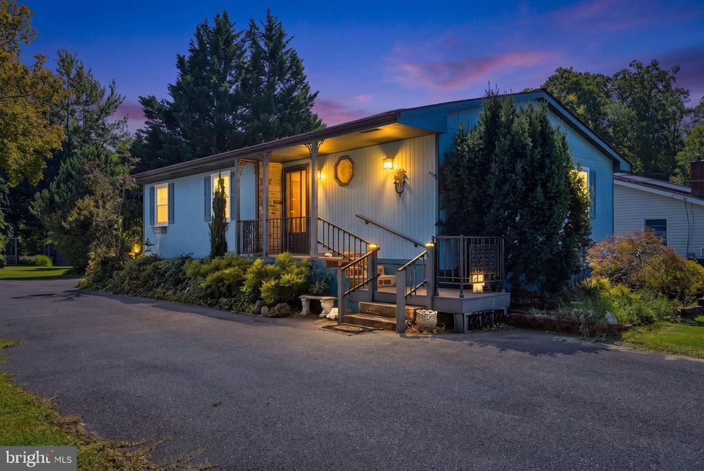 221 OAK DR, Pasadena, MD 21122
