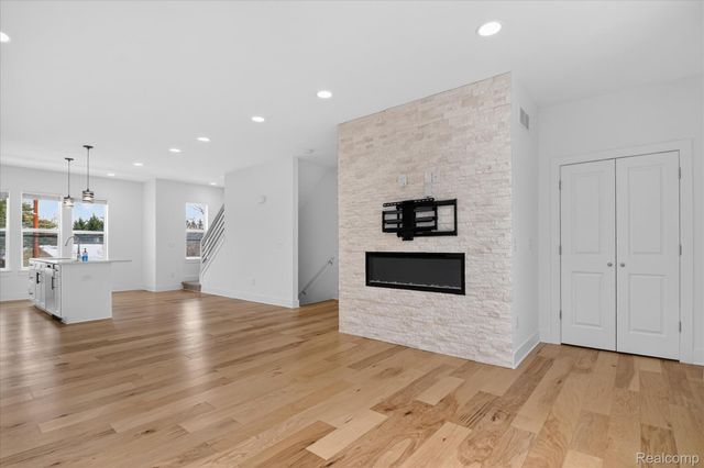 2925 SQUARE LAKE Court, Troy, MI 48085