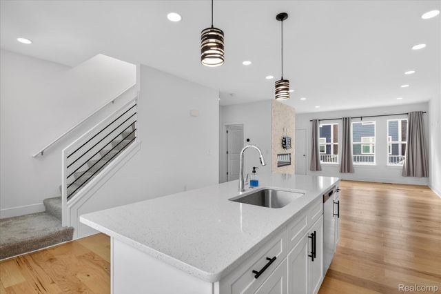 2925 SQUARE LAKE Court, Troy, MI 48085