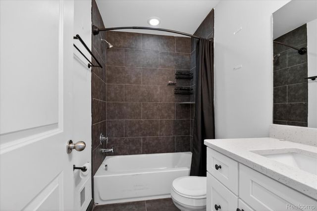 2925 SQUARE LAKE Court, Troy, MI 48085