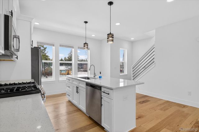 2925 SQUARE LAKE Court, Troy, MI 48085