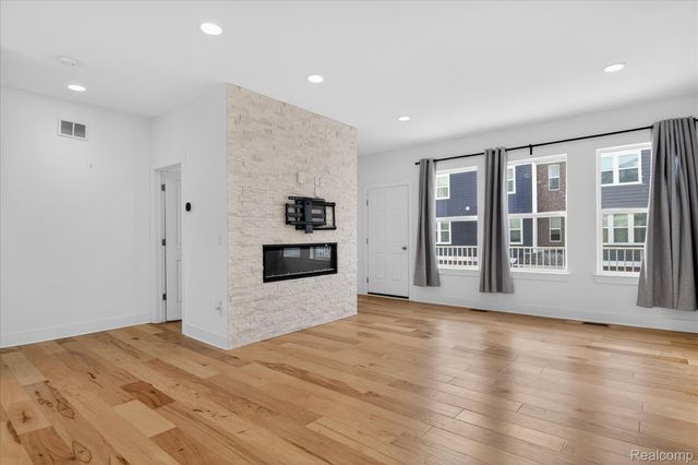 2925 SQUARE LAKE Court, Troy, MI 48085