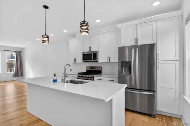 2925 SQUARE LAKE Court, Troy, MI 48085