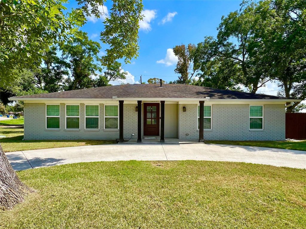 4 Sherwood Lane, Clute, TX 77531