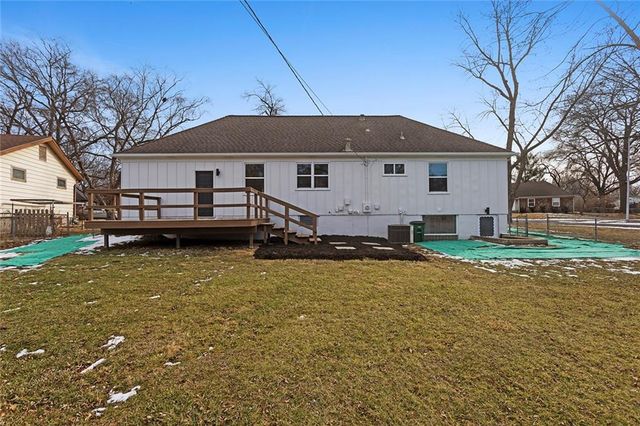 9822 England Drive, Overland Park, KS 66212