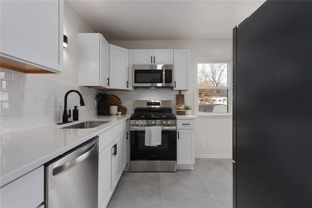 9822 England Drive, Overland Park, KS 66212