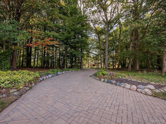 17477 Iris Circle, Clinton Township, MI 48036