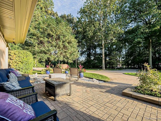 17477 Iris Circle, Clinton Township, MI 48036