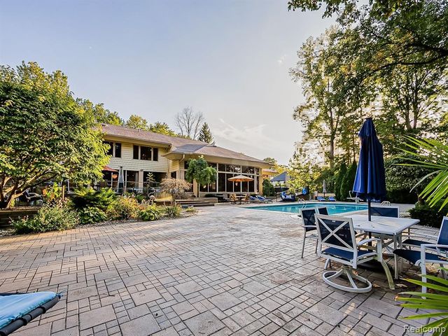 17477 Iris Circle, Clinton Township, MI 48036