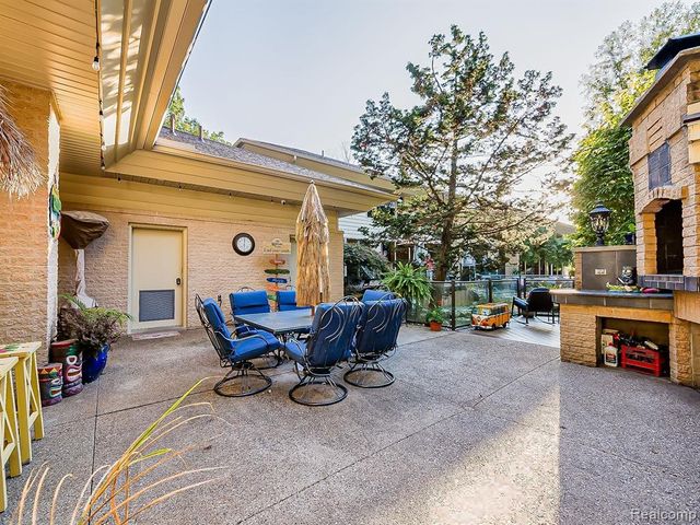 17477 Iris Circle, Clinton Township, MI 48036