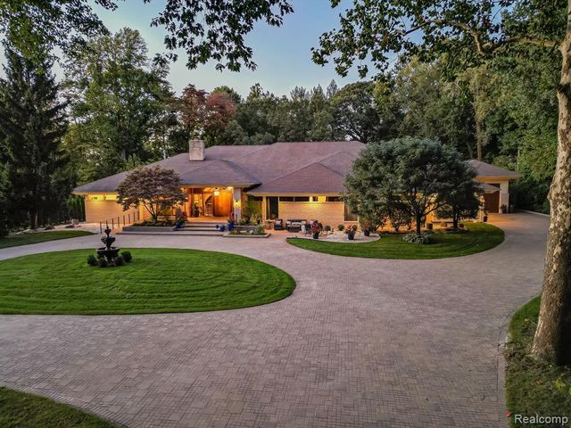 17477 Iris Circle, Clinton Township, MI 48036