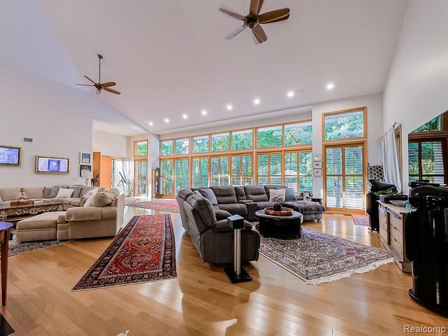 17477 Iris Circle, Clinton Township, MI 48036