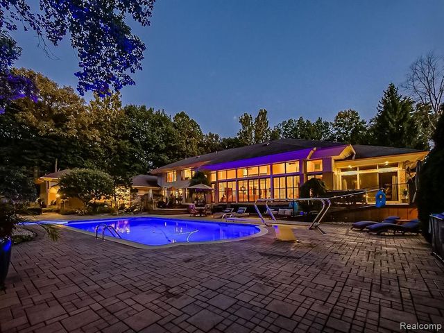 17477 Iris Circle, Clinton Township, MI 48036