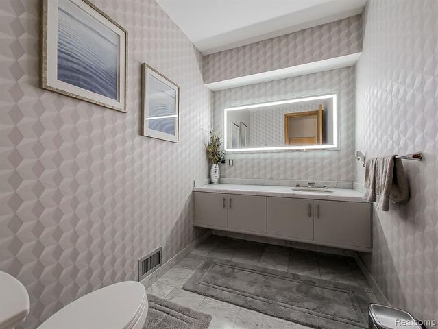 17477 Iris Circle, Clinton Township, MI 48036